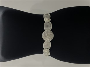 حزام ألباني من الحجر المحلي مع شبكة فضية