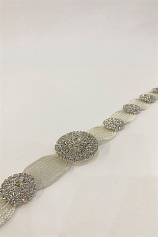 حزام ألباني من الحجر المحلي مع شبكة فضية