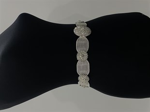 حزام ألباني من الحجر المحلي مع شبكة فضية