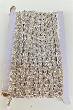 حدود شريطية مضفرة من الحجر مع خلفية مخملية فضية