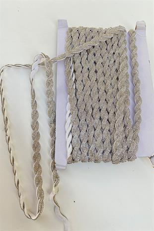 حدود شريطية مضفرة من الحجر مع خلفية مخملية فضية