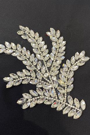 إكسسوار فستان سهرة مزين بحجر المكوك الفضي