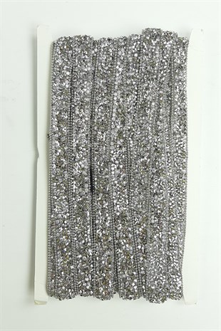 سلسلة فضية اللون من الحديد على الشريط مطرز