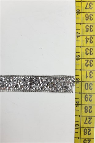 سلسلة فضية اللون من الحديد على الشريط مطرز