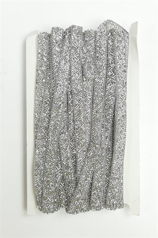 سلسلة فضية اللون من الحديد على شريط خرز أنبوبي