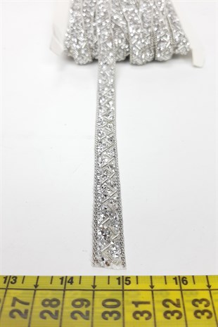 سلسلة فضية اللون من الحديد على شريط خرز أنبوبي