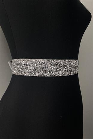 فستان سهرة بحزام خصر لامع مطرز بالخرز الفضي اللامع
