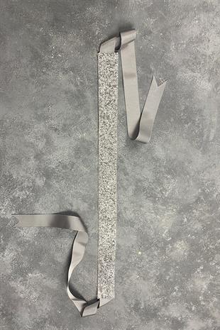 فستان سهرة بحزام خصر لامع مطرز بالخرز الفضي اللامع