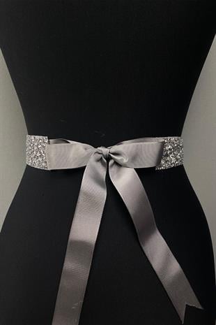 فستان سهرة بحزام خصر لامع مطرز بالخرز الفضي اللامع