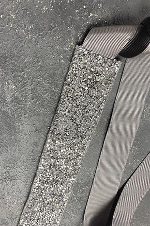 فستان سهرة بحزام خصر لامع مطرز بالخرز الفضي اللامع