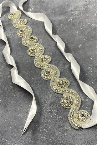 فستان سهرة ووتر واي الفضي مع حزام خصر من الحجر