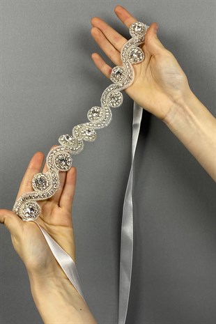 فستان سهرة ووتر واي الفضي مع حزام خصر من الحجر