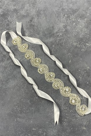 فستان سهرة ووتر واي الفضي مع حزام خصر من الحجر