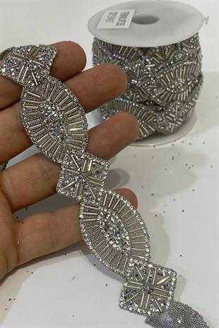 شريط من الحديد الفضي على شكل بيضاوي من الحجر مُزين بالخرز