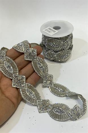 شريط من الحديد الفضي على شكل بيضاوي من الحجر مُزين بالخرز