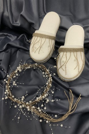 Postpartum Slippers with Straw and Pearls and Crown with Pearls