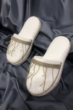 Postpartum Slippers with Straw and Pearls and Crown with Pearls
