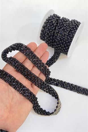 شمعدان حديدي مطرز باللؤلؤ على الحجر