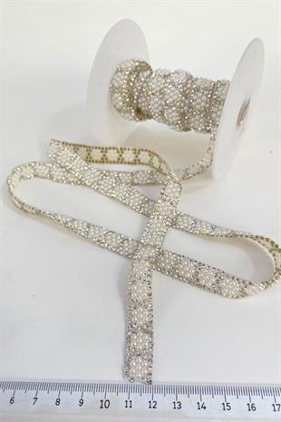 شمعدان حديدي مطرز باللؤلؤ على الحجر