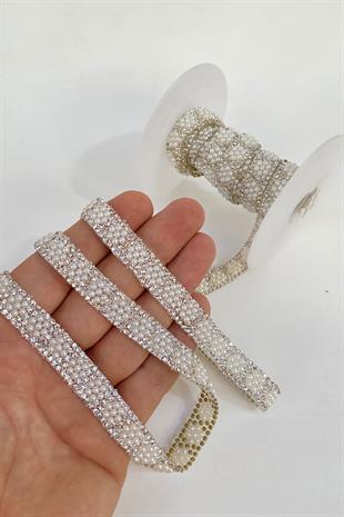 شمعدان حديدي مطرز باللؤلؤ على الحجر