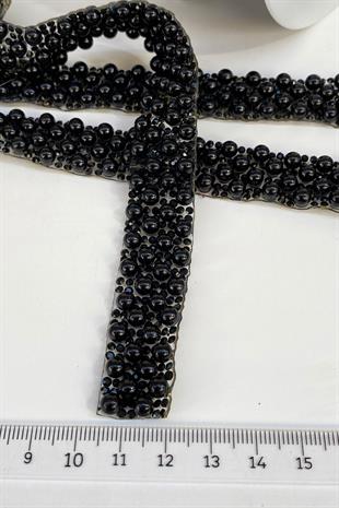 شمعدان حديدي مطرز باللؤلؤ على الحجر