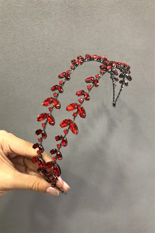 تاج الزفاف من الحجر المنقوش باللون الأحمر