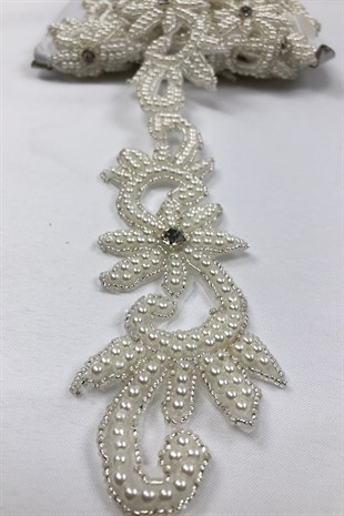 حجر كريم مطرز باللؤلؤ