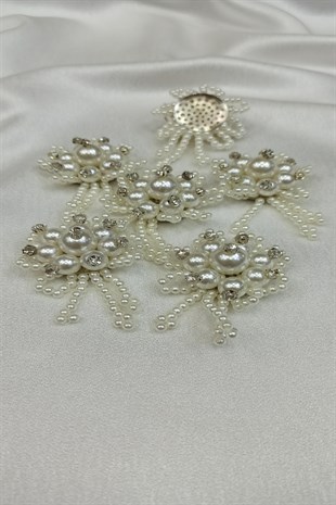 بروش مزين بحجر اللؤلؤ الكريمي