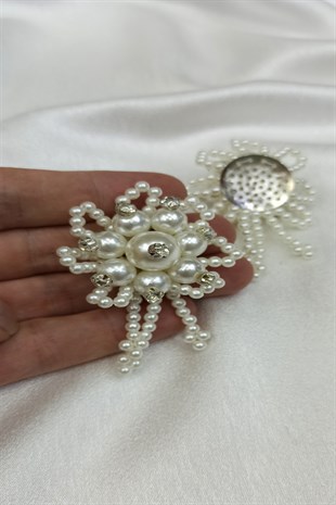 بروش مزين بحجر اللؤلؤ الكريمي