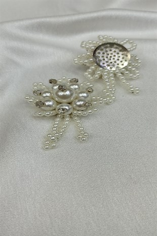 بروش مزين بحجر اللؤلؤ الكريمي