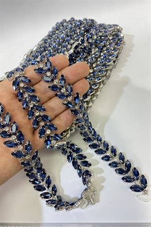 فستان سهرة باللون الأزرق الداكن من حجر شاتل مع حدود حجرية مخططة