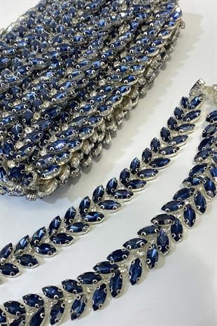 فستان سهرة باللون الأزرق الداكن من حجر شاتل مع حدود حجرية مخططة