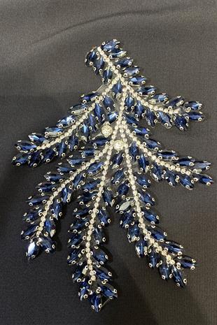 إكسسوار فستان سهرة مزين بحجر شاتل باللون الأزرق الداكن