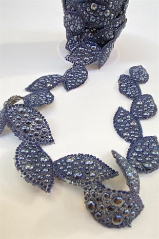 زخرفة شريط حجري على شكل ورقة زرقاء داكنة