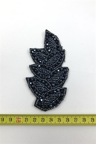 حجر أزرق داكن مزخرف بالحديد على الحجر