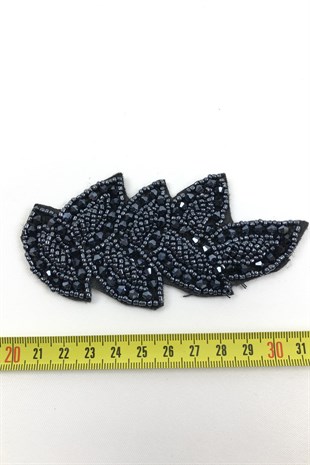 حجر أزرق داكن مزخرف بالحديد على الحجر