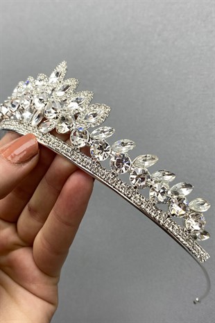 Leyn Model Bridal Crown with Small Shuttle Stone