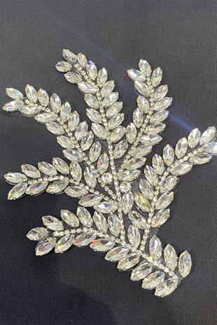 إكسسوار فستان سهرة مزين بقطعة من حجر المكوك