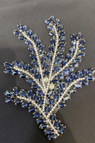 إكسسوار فستان سهرة مزين بقطعة من حجر المكوك