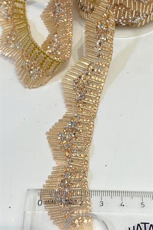 لون وردي، شريط منخفض يمكن كيه على طرف حجري مزين بالحجر