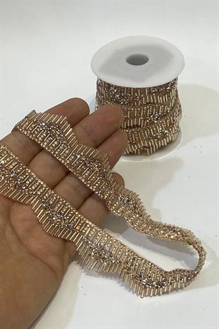 لون وردي، شريط منخفض يمكن كيه على طرف حجري مزين بالحجر