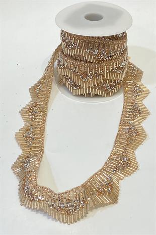 لون وردي، شريط منخفض يمكن كيه على طرف حجري مزين بالحجر