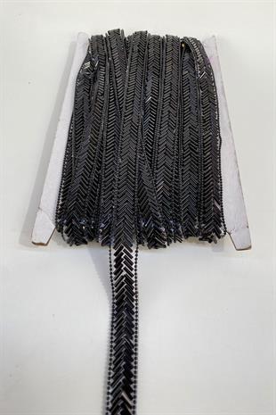 حبات الأنابيب السوداء وسلسلة الحديد على شريط الحجر زين