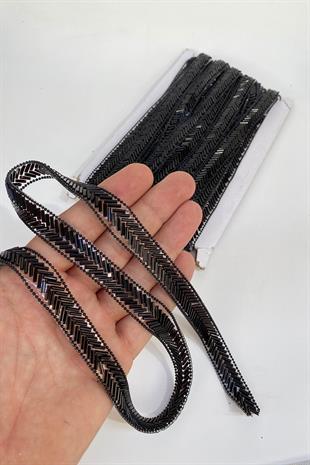 حبات الأنابيب السوداء وسلسلة الحديد على شريط الحجر زين