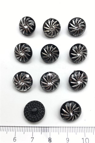 زر بلاستيك أسود منقوش