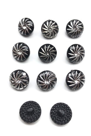 زر بلاستيك أسود منقوش