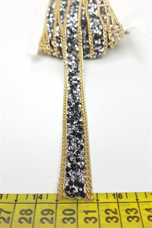 شريط مطرز بالخرز على سلسلة فضية سوداء اللون