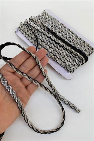 حدود شريطية مضفرة حجريًا مع خلفية مخملية سوداء