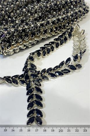 فستان سهرة باللون الأسود من حجر شاتل مع حدود حجرية مخططة