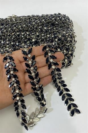 فستان سهرة باللون الأسود من حجر شاتل مع حدود حجرية مخططة